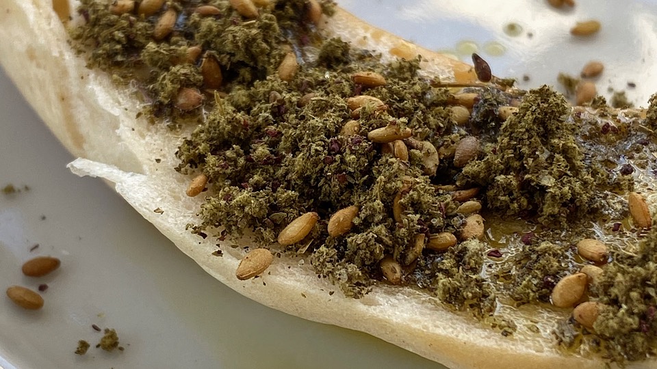 A bagel sprinkled with olive oil and za'atar
